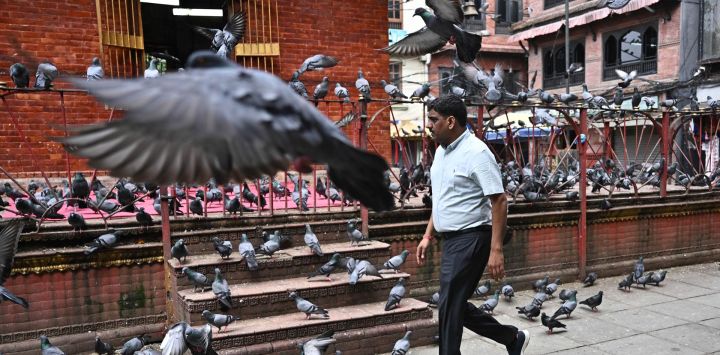 Un hombre pasa frente a un templo en Katmandú, Nepal.