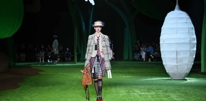 Una modelo desfila por la pasarela durante el desfile de la colección Primavera/Verano 2027 de Thom Browne, en el marco de la Semana de la Moda de Nueva York.