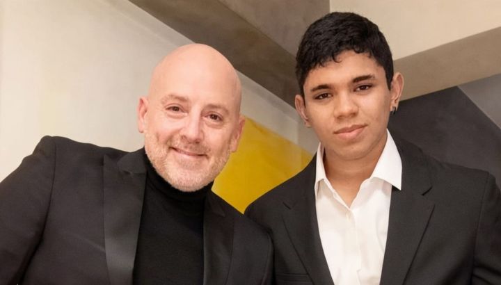 José María Muscari y su hijo abrieron las puertas de su nueva casa: bar empotrado, un living privado para Lucio y closet con luz