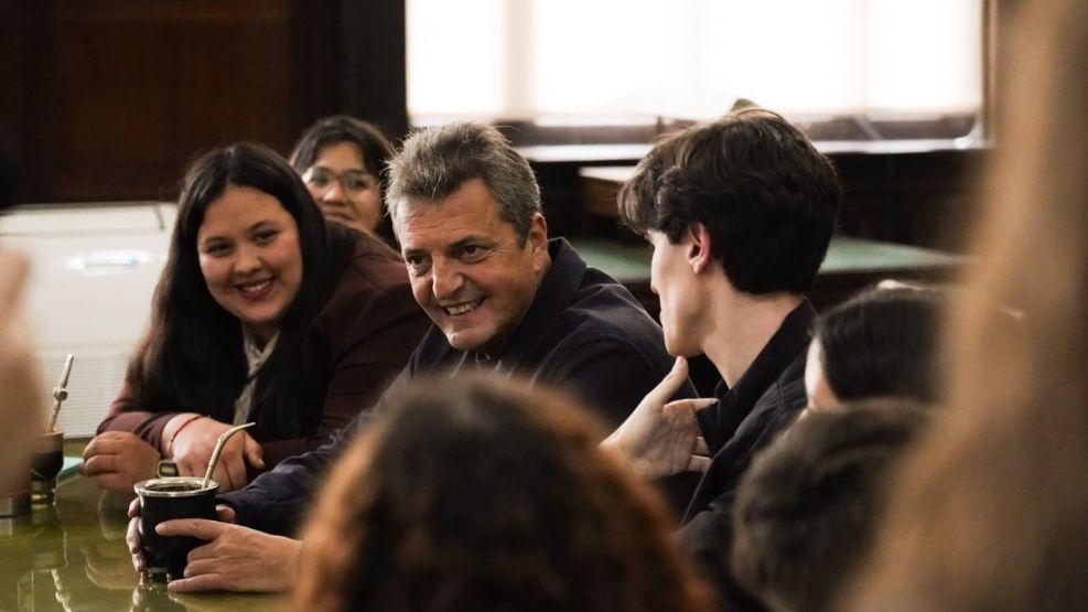 Massa en la Facultad de Derecho con jóvenes
