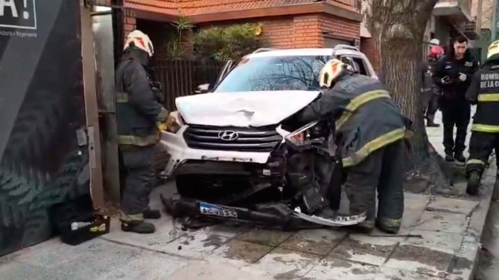 Palermo un auto chocó con tres vehículos estacionados