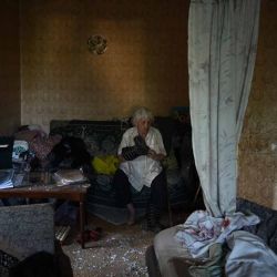 Valentina, una residente local de 86 años, está sentada en su apartamento dentro de un edificio residencial dañado tras los ataques con misiles contra la capital ucraniana, Kiev, el 2 de julio de 2026, en el marco de la invasión rusa de Ucrania. Los ataques rusos con misiles y drones sacudieron Kiev en la madrugada del 2 de julio, causando la muerte de al menos ocho personas y heridas a decenas, después de que el presidente Volodímir Zelenski advirtiera que Moscú estaba preparando un  | Foto:AFP