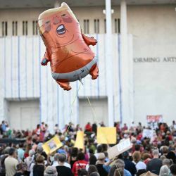 Se observa un globo que representa al presidente de EE. UU., Donald Trump, mientras la gente se reúne durante un acto de apoyo al Kennedy Center en Washington D. C., el 18 de septiembre de 2026. (Foto de Kent NISHIMURA / AFP) | Foto:AFP