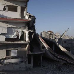 Un palestino desplazado permanece en el balcón de un edificio gravemente dañado que se utiliza como refugio en Jan Yunis, en el sur de la Franja de Gaza, el 19 de septiembre de 2026. La guerra a gran escala de Israel contra Gaza —iniciada tras un ataque de Hamás en territorio israelí el 7 de octubre de 2023 | Foto:AFP