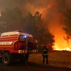 Bomberos intentan extinguir incendios forestales utilizando un camión cisterna especializado cerca de Le Porge, en el suroeste de Francia, el 23 de julio de 2026. Un incendio forestal de gran virulencia ha arrasado más de 2.000 hectáreas desde el 22 de julio de 2026 cerca de la cuenca de Arcachon (Gironda); en total, cerca de 12.000 residentes y turistas han sido evacuados de esta zona del bosque de las Landas de Gascuña, que ya había sido devastado por las llamas en 2022. | Foto:AFP