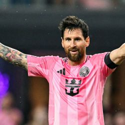 El delantero argentino del Inter Miami Lionel Messi celebra un gol marcado por su compañero de equipo el delantero uruguayo Luis Suárez durante el partido de fútbol de la temporada regular de la Major League Soccer (MLS) entre Inter Miami CF y San Diego FC en el Nu Stadium de Miami, Florida. | Foto:CHANDAN KHANNA / AFP