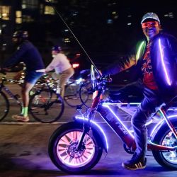 Imagen de ciclistas circulando por una calle en bicicletas decoradas durante el evento Pedalea en la Noche, en Vancouver, Columbia Británica, Canadá. | Foto:Xinhua/Liang Sen