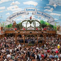 Personas degustan cerveza en el Oktoberfest, en Múnich, Alemania. El 191 Oktoberfest, uno de los mayores festivales populares de Alemania, se inauguró el sábado en Múnich, con el alcalde Dominik Krause abriendo el primer barril de cerveza siguiendo la tradición. El festival de este año se prolongará hasta el 4 de octubre. | Foto:Xinhua/Zhang Haofu