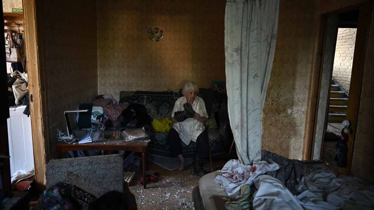 Valentina, una residente local de 86 años, está sentada en su apartamento dentro de un edificio residencial dañado tras los ataques con misiles contra la capital ucraniana, Kiev, el 2 de julio de 2026, en el marco de la invasión rusa de Ucrania. Los ataques rusos con misiles y drones sacudieron Kiev en la madrugada del 2 de julio, causando la muerte de al menos ocho personas y heridas a decenas, después de que el presidente Volodímir Zelenski advirtiera que Moscú estaba preparando un  | Foto:AFP