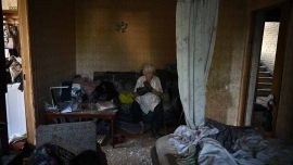 Valentina, una residente local de 86 años, está sentada en su apartamento dentro de un edificio residencial dañado tras los ataques con misiles contra la capital ucraniana, Kiev, el 2 de julio de 2026, en el marco de la invasión rusa de Ucrania. Los ataques rusos con misiles y drones sacudieron Kiev en la madrugada del 2 de julio, causando la muerte de al menos ocho personas y heridas a decenas, después de que el presidente Volodímir Zelenski advirtiera que Moscú estaba preparando un
