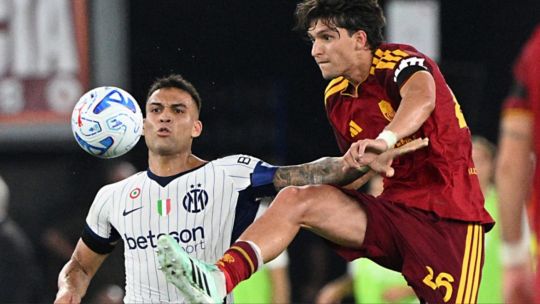 Lautaro Martínez y Leo Balerdi en Roma vs Inter