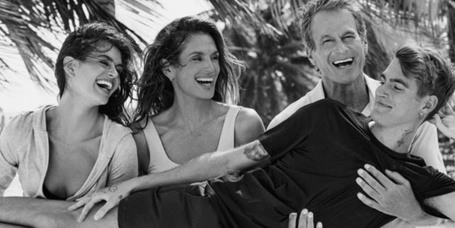 Presley Gerber junto a su hermana Kaia Gerber, su mamá Cindy Crawford y su papá Rande Gerber