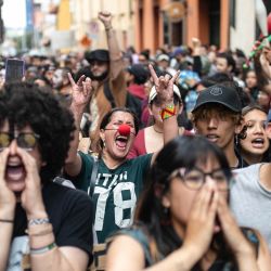 Artistas y estudiantes de bellas artes protestan en Bogotá contra la propuesta del presidente colombiano Abelardo de la Espriella de recortar el presupuesto del Ministerio de Cultura. | Foto:ESTEBAN VEGA LA-ROTTA / AFP