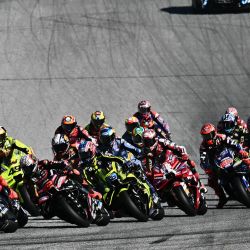 El piloto español de Aprilia Racing, Jorge Martín (izq.), lidera la carrera tras la salida del Gran Premio de Austria de MotoGP en Spielberg bei Knittelfeld, Austria. | Foto:Joe Klamar / AFP