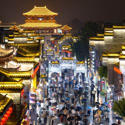 Imagen de personas visitando el poblado antiguo de Xiangyang en la noche, en Xiangyang, en la provincia de Hubei, en el centro de China. En los últimos años, Xiangyang, ha estado promoviendo el turismo mediante espectáculos de luces, cruceros nocturnos, presentaciones en vivo y mercados nocturnos. | Foto:Xinhua/Xiao Yijiu