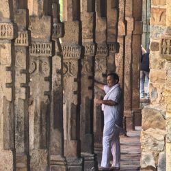 Imagen de un hombre visitando el Qutb Minar, en Nueva Delhi, India. El Qutb Minar, o Qutab Minar, fue construido originalmente en el siglo XII e inscrito en la Lista del Patrimonio de la Humanidad por la Organización de las Naciones Unidas para la Educación, la Ciencia y la Cultura en 1993. India es un país con una civilización milenaria. Su capital, Nueva Delhi, situada a orillas del río Yamuna, funciona como el centro político y cultural del país. | Foto:Xinhua/Yan Yan