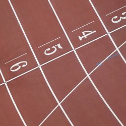 La dominicana Marileidy Paulino se acerca a la meta para ganar la final femenina de 400 metros durante el World Athletics Ultimate Championship en el Centro Nacional de Atletismo Gyula Zsivotzky, en Budapest. | Foto:Jewel Samad / AFP