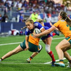 La zaguera francesa Emilie Boulard es placada mientras corre con la pelota durante el partido internacional de rugby femenino entre Francia y Australia en el Stade Maurice-David de Aix-en-Provence, en el sureste de Francia. | Foto:CLEMENT MAHOUDEAU / AFP