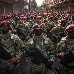 Miembros del Regimiento de Paracaidistas de México se preparan para participar en el desfile militar anual del Día de la Independencia en el centro histórico de la Ciudad de México. | Foto:CARL DE SOUZA / AFP
