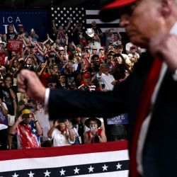 Mientras los partidarios lo vitorean, el presidente de EE. UU., Donald Trump, realiza un pequeño baile tras intervenir en un mitin en el Aeropuerto Municipal de Gastonia, en Gastonia, Carolina del Norte. Trump hace campaña a favor de Michael Whatley, candidato republicano al Senado de los Estados Unidos. | Foto:BRENDAN SMIALOWSKI / AFP