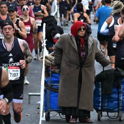 Una mujer se encuentra entre los corredores que compiten en el Maratón Internacional de Buenos Aires. | Foto:LUIS ROBAYO / AFP