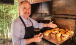 Embajador asador: la choripaneada de Peter Lamelas para el Día de la Primavera