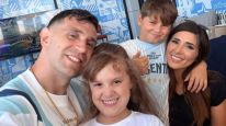 Dibu Martínez junto a su esposa Mandinha y sus dos hijos Santiago y Ava