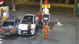El video: Pity Álvarez chocó contra un auto que cargaba nafta en una estación de servicio