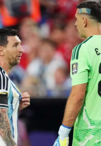 Lionel Messi y Dibu Martínez