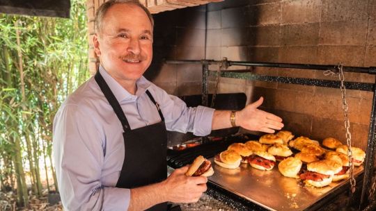 Embajador asador: la choripaneada de Peter Lamelas para el Día de la Primavera