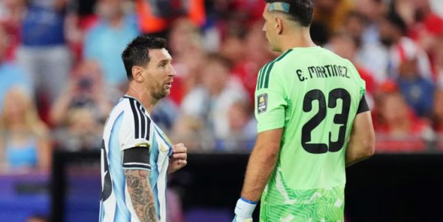 Lionel Messi y Dibu Martínez