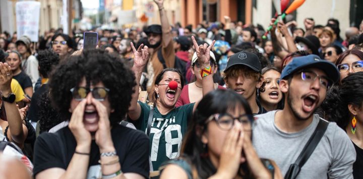 Artistas y estudiantes de bellas artes protestan en Bogotá contra la propuesta del presidente colombiano Abelardo de la Espriella de recortar el presupuesto del Ministerio de Cultura.