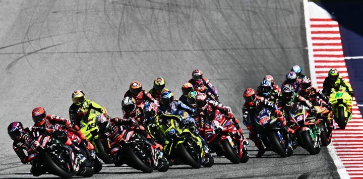 El piloto español de Aprilia Racing, Jorge Martín (izq.), lidera la carrera tras la salida del Gran Premio de Austria de MotoGP en Spielberg bei Knittelfeld, Austria.