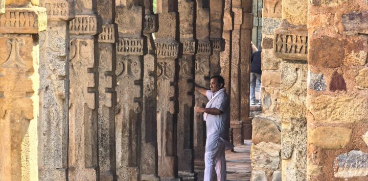 Imagen de un hombre visitando el Qutb Minar, en Nueva Delhi, India. El Qutb Minar, o Qutab Minar, fue construido originalmente en el siglo XII e inscrito en la Lista del Patrimonio de la Humanidad por la Organización de las Naciones Unidas para la Educación, la Ciencia y la Cultura en 1993. India es un país con una civilización milenaria. Su capital, Nueva Delhi, situada a orillas del río Yamuna, funciona como el centro político y cultural del país.