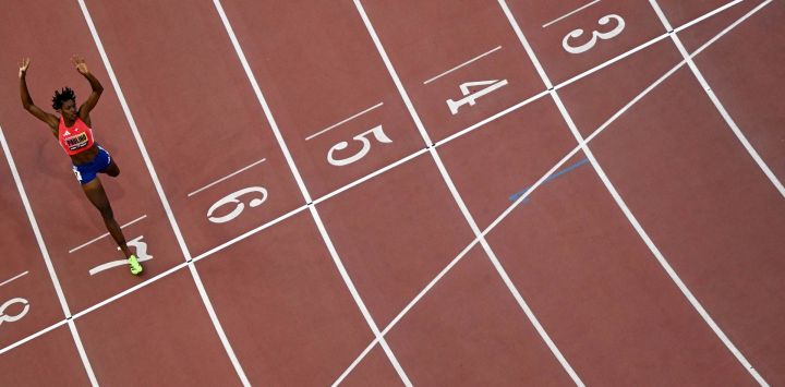 La dominicana Marileidy Paulino se acerca a la meta para ganar la final femenina de 400 metros durante el World Athletics Ultimate Championship en el Centro Nacional de Atletismo Gyula Zsivotzky, en Budapest.