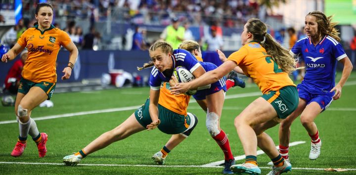 La zaguera francesa Emilie Boulard es placada mientras corre con la pelota durante el partido internacional de rugby femenino entre Francia y Australia en el Stade Maurice-David de Aix-en-Provence, en el sureste de Francia.