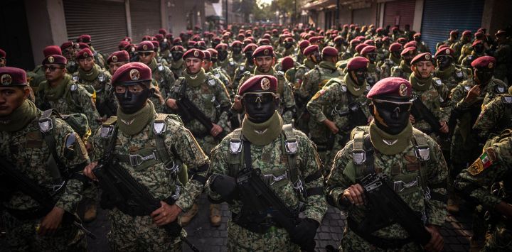 Miembros del Regimiento de Paracaidistas de México se preparan para participar en el desfile militar anual del Día de la Independencia en el centro histórico de la Ciudad de México.