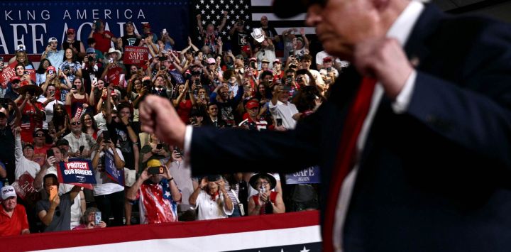 Mientras los partidarios lo vitorean, el presidente de EE. UU., Donald Trump, realiza un pequeño baile tras intervenir en un mitin en el Aeropuerto Municipal de Gastonia, en Gastonia, Carolina del Norte. Trump hace campaña a favor de Michael Whatley, candidato republicano al Senado de los Estados Unidos.