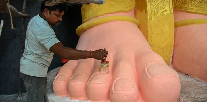 Un trabajador pinta el pie de una imagen de la deidad hindú Ganesha, con cabeza de elefante, antes del festival Ganesh Chaturthi en Hyderabad, India.