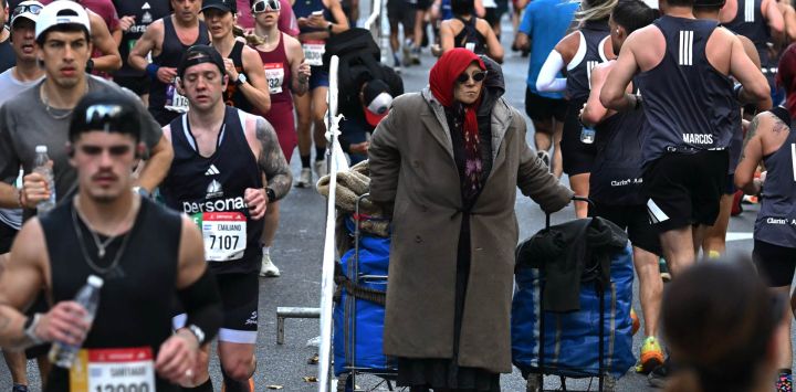 Una mujer se encuentra entre los corredores que compiten en el Maratón Internacional de Buenos Aires.