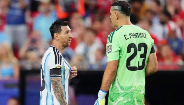 Lionel Messi y Dibu Martínez
