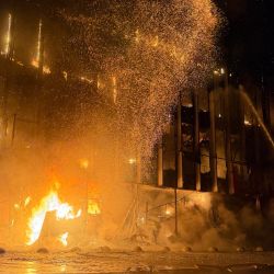 Bomberos ucranianos extinguen un incendio en un edificio de la Universidad Nacional de Zaporiyia tras un ataque con drones rusos en Zaporiyia, en el marco de la invasión rusa de Ucrania. | Foto:Darya Nazarova / AFP