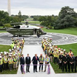 El presidente de Estados Unidos, Donald Trump, participa en la ceremonia de corte de cinta del nuevo helipuerto en el Jardín Sur de la Casa Blanca, en Washington D. C.. | Foto:JIM WATSON / AFP