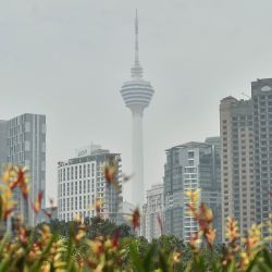 La Torre KL (centro) y otros edificios aparecen envueltos en una bruma en Kuala Lumpur. Decenas de aviones y miles de efectivos que combaten enormes incendios forestales en Indonesia luchan por contenerlos, según informaron las autoridades, mientras la vecina Malasia intensificaba sus esfuerzos para combatir la bruma tóxica. El humo nocivo procedente de los incendios ha cubierto partes del país, así como de Malasia y Singapur, durante semanas. | Foto:Arif Kartono / AFP