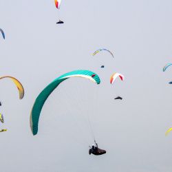 Los participantes compiten en la categoría de cross country en el Campeonato de Parapente 2026, en Batu Dua, en la regencia de Sumedang, en Java Occidental, Indonesia. | Foto:Xinhua/Septianjar Muharam