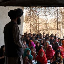 Niños afganos asisten a clase en una escuela del distrito de Zhari, en la provincia afgana de Kandahar. | Foto:Sanaullah Seiam / AFP