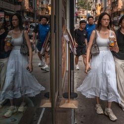 Personas caminan por una calle de Hong Kong. | Foto:DALE DE LA REY / AFP