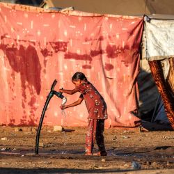 Una niña se lava las manos en un grifo comunitario en el campamento de refugiados palestinos de Bureij, en el centro de la Franja de Gaza. | Foto:Eyad Baba / AFP