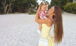 Cami Homs disfruta de la playa de Naples con su hija, Aitana: “Agradezco a Dios por este momento”