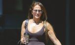 Jennifer López tiene el look de gimnasio definitivo: catsuit chocolate, gafas de sol y bolso
